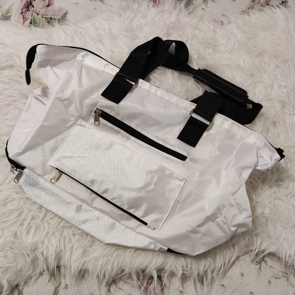 Guess gym duffle bag / weekender tote - Picture 3 of 7